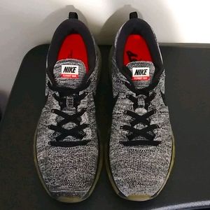 Nike Flyknit Air Max US 10.5 'Oreo' Mens Sneakers